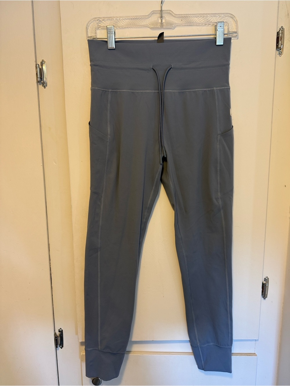 Light Lavender Blue Vuori Leggings with Pockets and waist tie. Size M